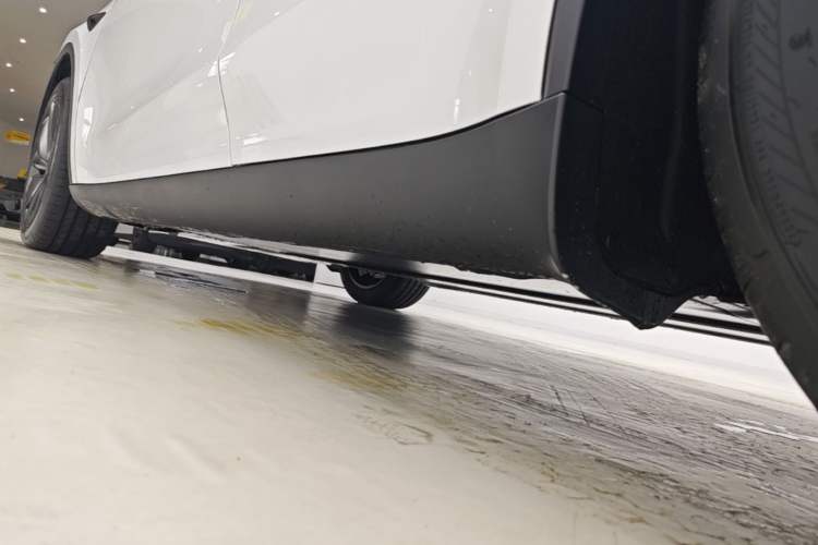 Used Tesla Model Y 2026 Rear-Drive Model Left Side Sill