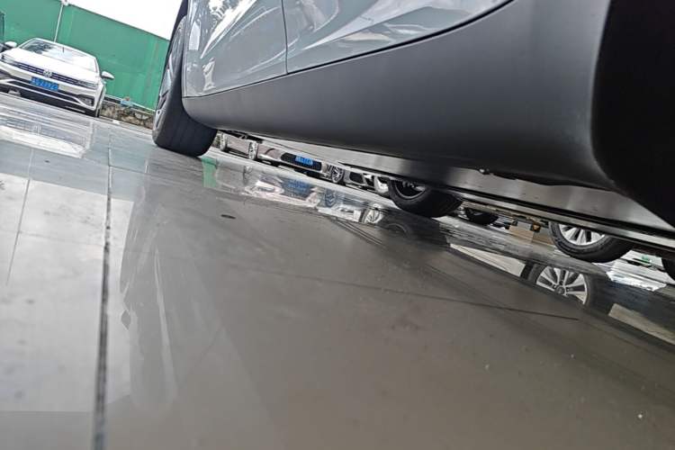 Used Tesla Model Y 2026 Rear-Drive Model Left Side Sill