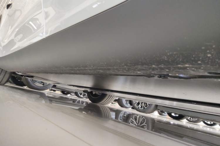 Used Tesla Model Y 2026 Rear-Drive Model Left Side Sill