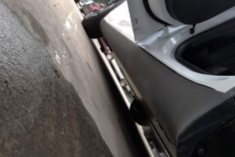 Used Tesla Model Y 2026 Facelifted Long-Range Rear-Drive Model Left Side Sill