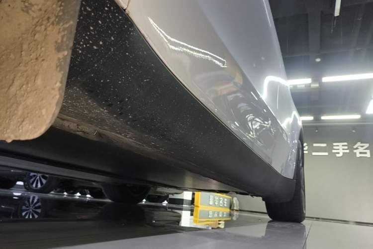 Used Tesla Model Y 2026 Long-Range All-Wheel-Drive Model Left Side Sill
