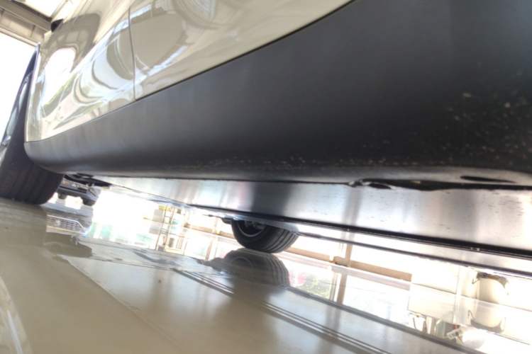 Used Tesla Model Y 2026 Long-Range All-Wheel-Drive Model Left Side Sill