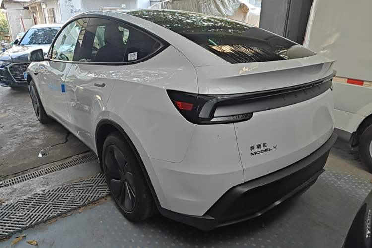 Used Tesla Model Y 2026 Rear-Drive Model Rear Left 45 Deg