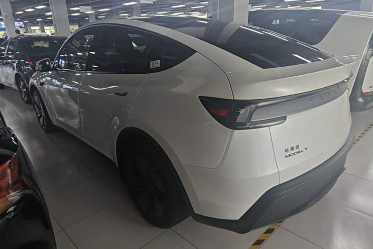 Used Tesla Model Y 2026 Rear-Drive Model Rear Left 45 Deg