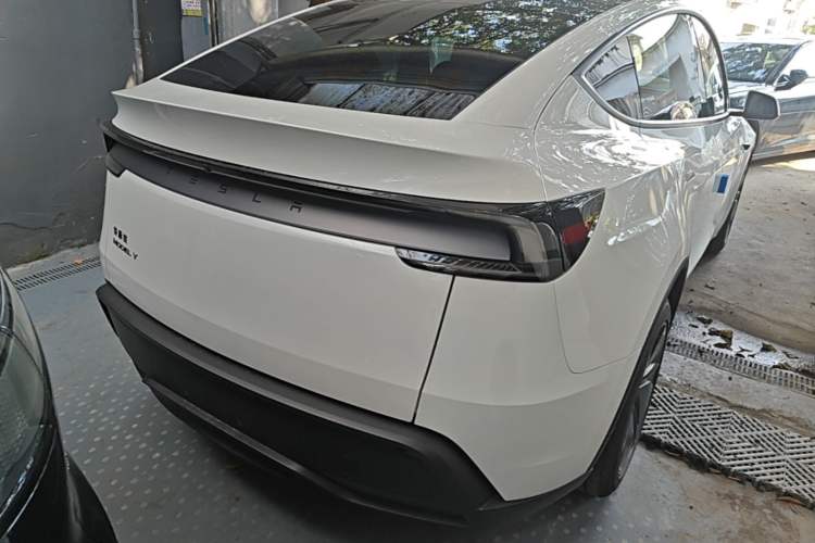 Used Tesla Model Y 2026 Rear-Drive Model Rear Right 45 Deg