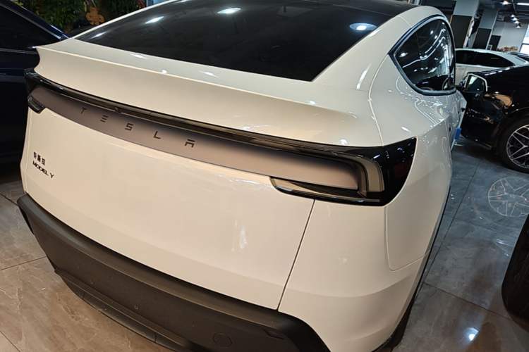 Used Tesla Model Y 2026 Rear-Drive Model Rear Right 45 Deg