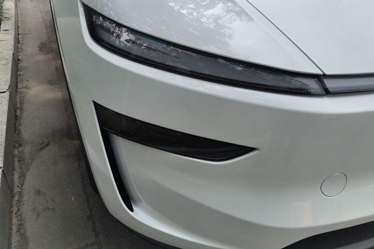 Used Tesla Model Y 2026 Model Long-Range Rear-Wheel-Drive Version Right Front Headlight