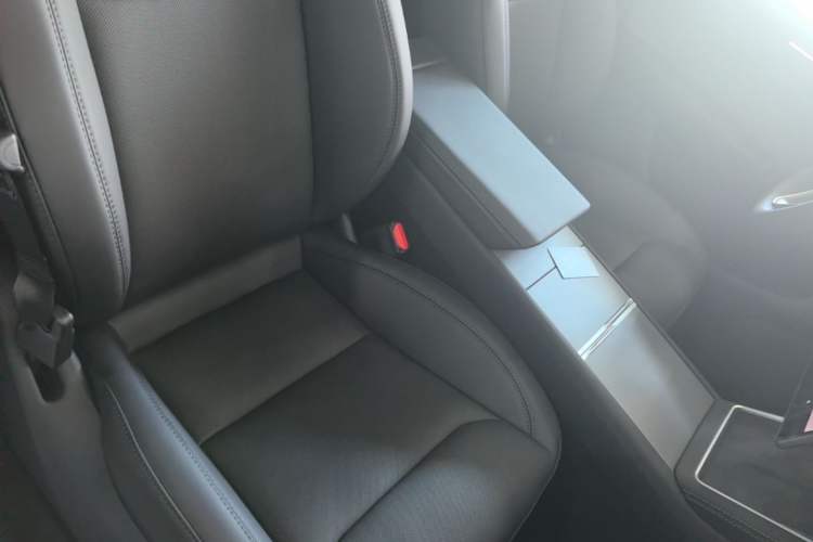 Used Tesla Model Y 2026 Facelifted Long-Range Rear-Drive Model Right Front Seat