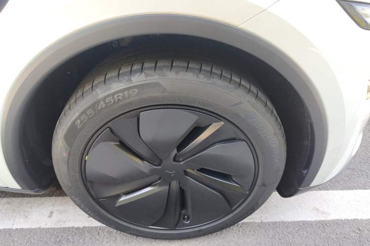 Used Tesla Model Y 2026 Long-Range All-Wheel-Drive Model Right Front Wheel Hub