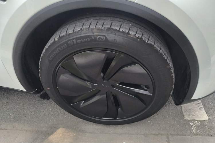Used Tesla Model Y 2026 Model Long-Range Rear-Wheel-Drive Version Right Front Wheel Hub