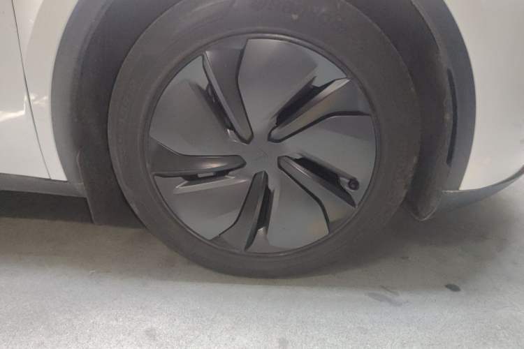 Used Tesla Model Y 2026 Model Long-Range Rear-Wheel-Drive Version Right Front Wheel Hub