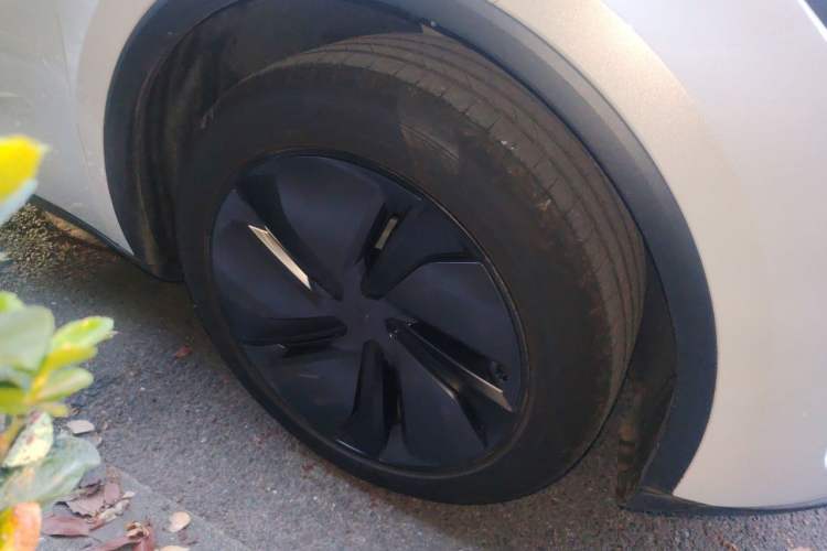 Used Tesla Model Y 2026 Rear-Drive Model Right Front Wheel Hub