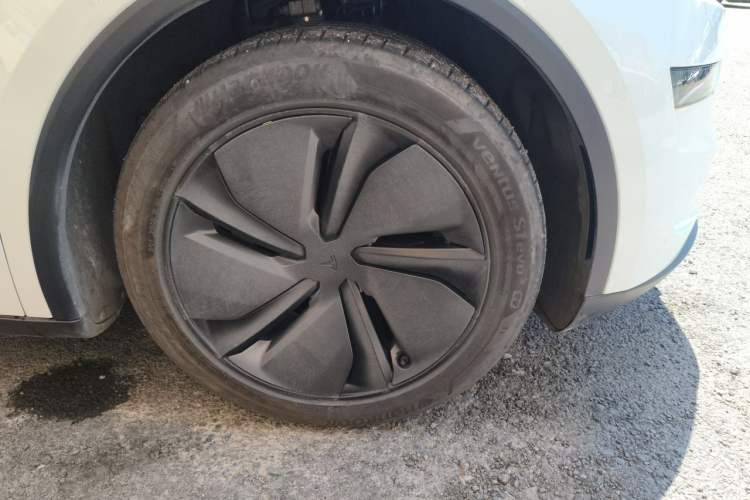 Used Tesla Model Y 2026 Long-Range All-Wheel-Drive Model Right Front Wheel Hub