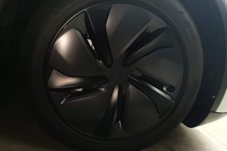 Used Tesla Model Y 2026 Model Long-Range Rear-Wheel-Drive Version Right Front Wheel Hub