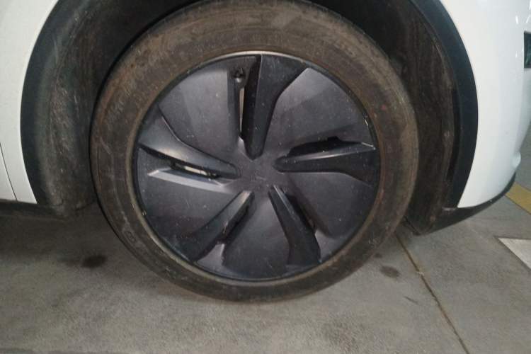 Used Tesla Model Y 2026 Model Long-Range Rear-Wheel-Drive Version Right Front Wheel Hub