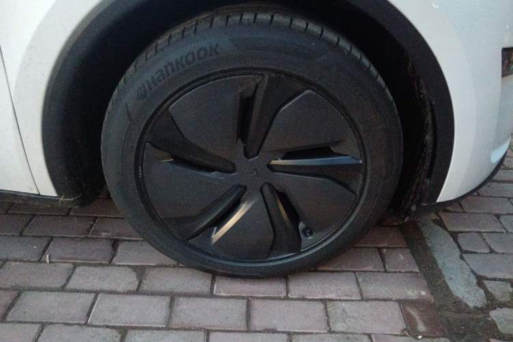 Used Tesla Model Y 2026 Model Long-Range Rear-Wheel-Drive Version Right Front Wheel Hub