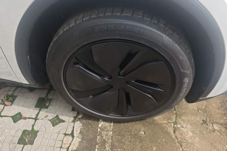 Used Tesla Model Y 2026 Model Long-Range Rear-Wheel-Drive Version Right Front Wheel Hub