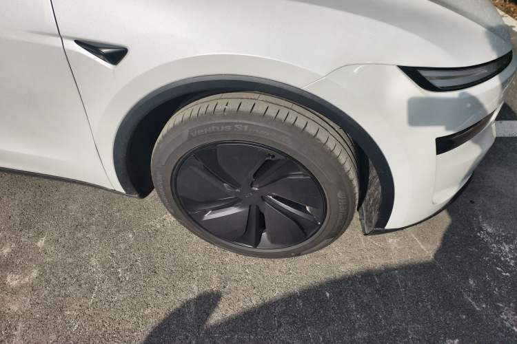 Used Tesla Model Y 2026 Model Long-Range Rear-Wheel-Drive Version Right Front Wheel Hub
