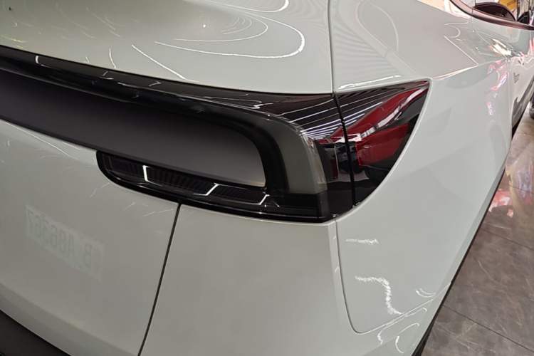 Used Tesla Model Y 2026 Model Long-Range Rear-Wheel-Drive Version Right Rear Taillight