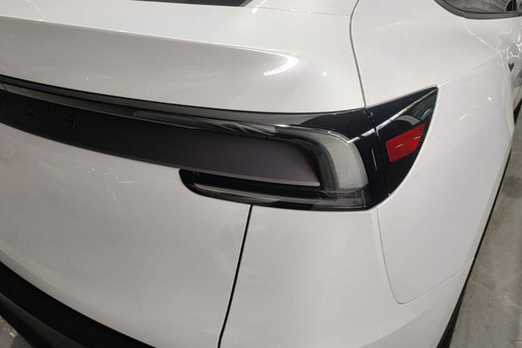 Used Tesla Model Y 2026 Facelifted Long-Range Rear-Drive Model Right Rear Taillight