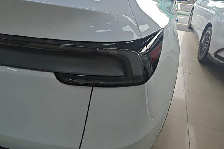 Used Tesla Model Y 2026 Rear-Drive Model Right Rear Taillight