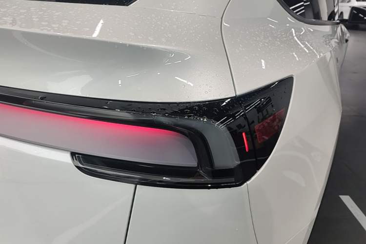 Used Tesla Model Y 2026 Rear-Drive Model Right Rear Taillight