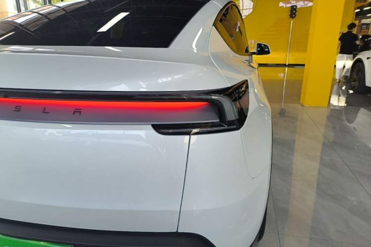 Used Tesla Model Y 2026 Long-Range All-Wheel-Drive Model Right Rear Taillight