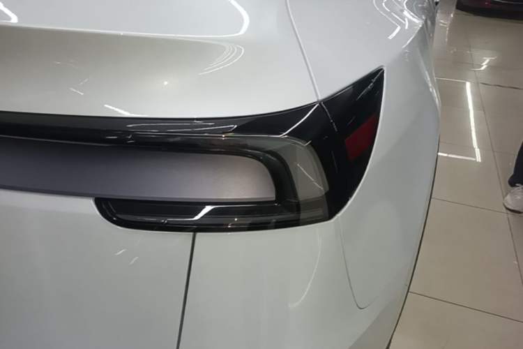 Used Tesla Model Y 2026 Rear-Drive Model Right Rear Taillight