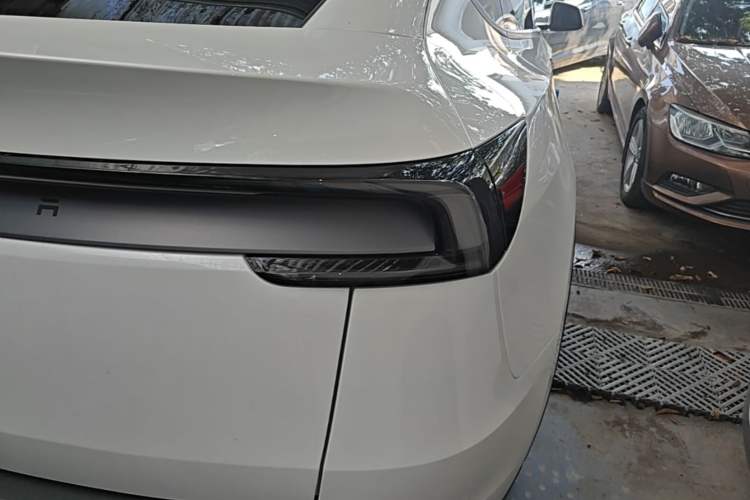 Used Tesla Model Y 2026 Rear-Drive Model Right Rear Taillight