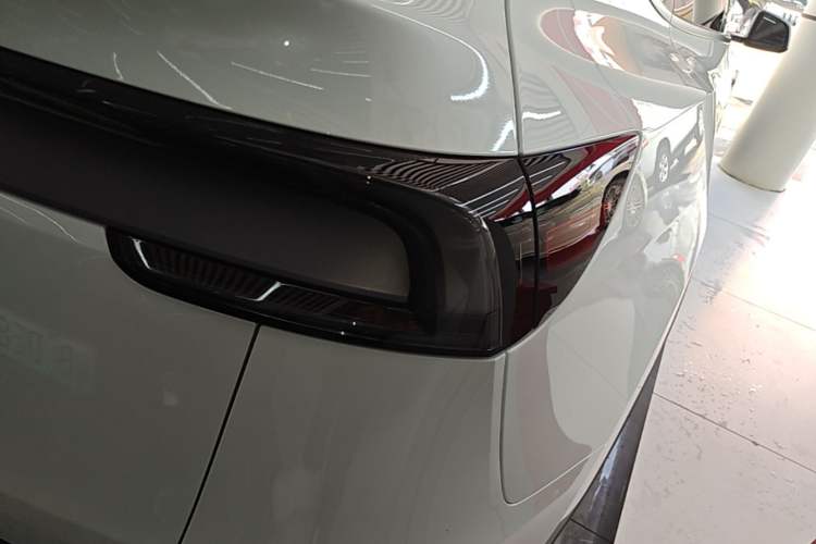 Used Tesla Model Y 2026 Rear-Drive Model Right Rear Taillight
