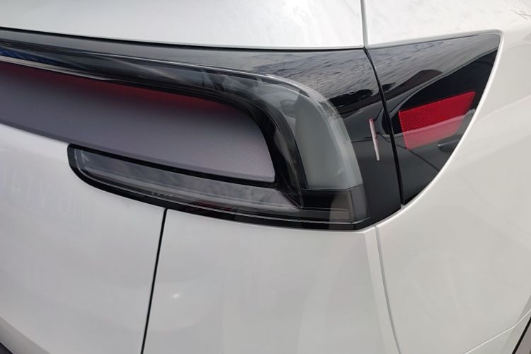 Used Tesla Model Y 2026 Rear-Drive Model Right Rear Taillight