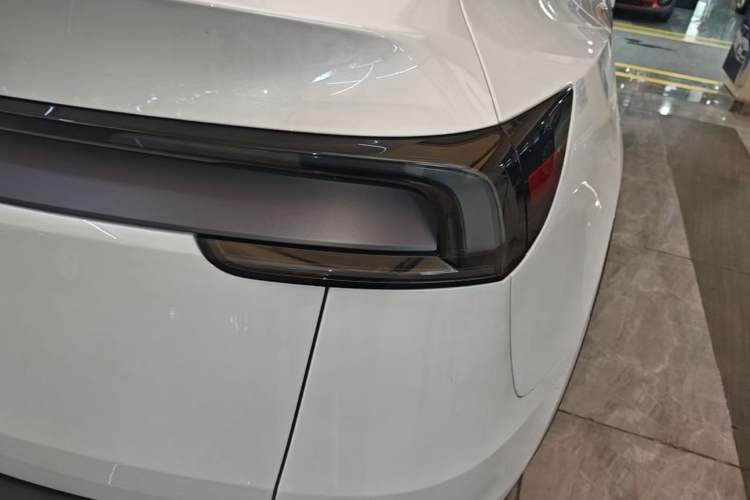 Used Tesla Model Y 2026 Model Long-Range Rear-Wheel-Drive Version Right Rear Taillight