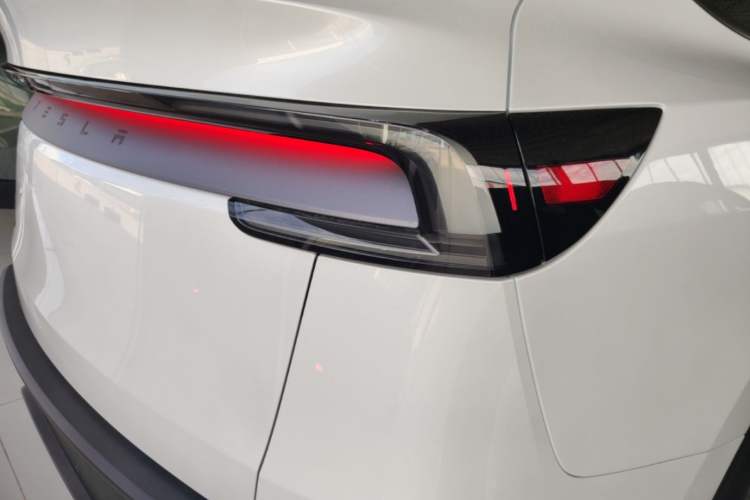 Used Tesla Model Y 2026 Rear-Drive Model Right Rear Taillight