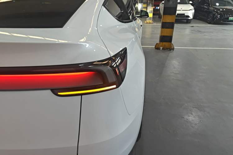 Used Tesla Model Y 2026 Model Long-Range Rear-Wheel-Drive Version Right Rear Taillight