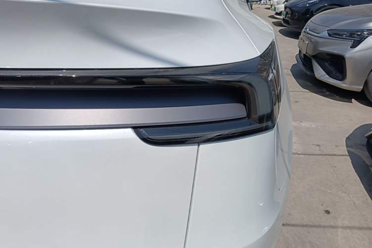 Used Tesla Model Y 2026 Rear-Drive Model Right Rear Taillight