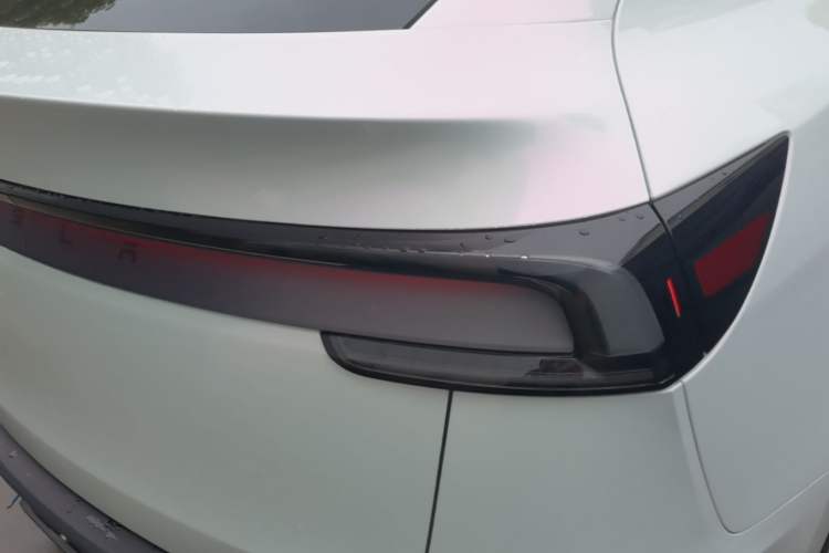 Used Tesla Model Y 2026 Facelifted Long-Range Rear-Drive Model Right Rear Taillight