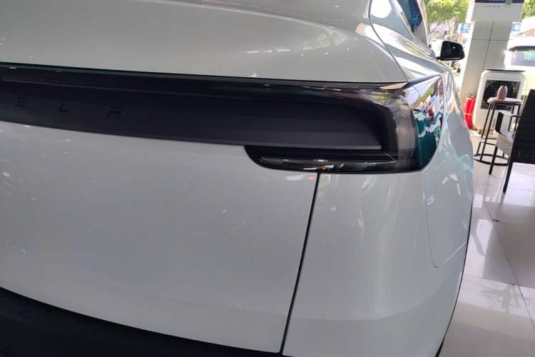 Used Tesla Model Y 2026 Long-Range All-Wheel-Drive Model Right Rear Taillight