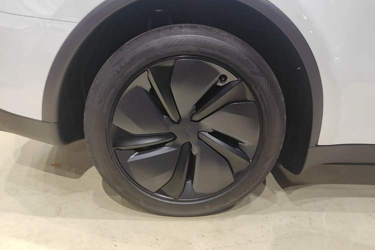 Used Tesla Model Y 2026 Rear-Drive Model Right Rear Wheel Hub