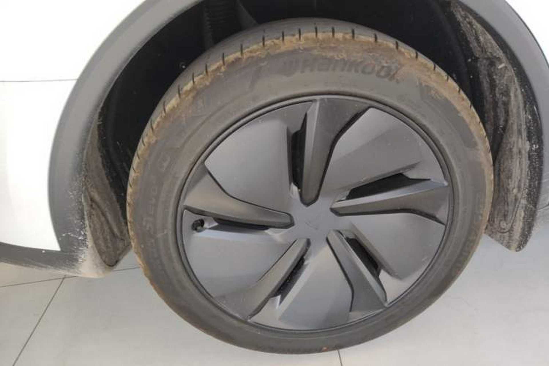 Used Tesla Model Y 2026 Long-Range All-Wheel-Drive Model Right Rear Wheel Hub