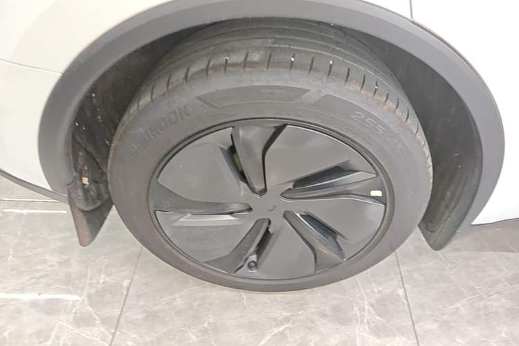 Used Tesla Model Y 2026 Model Long-Range Rear-Wheel-Drive Version Right Rear Wheel Hub