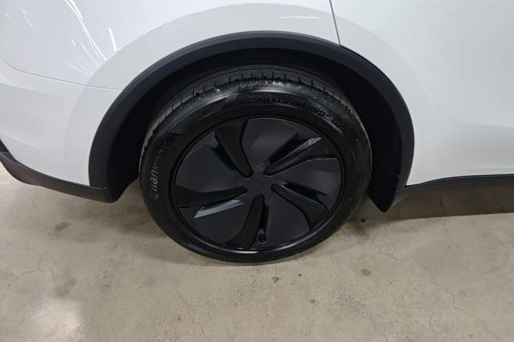 Used Tesla Model Y 2026 Model Long-Range Rear-Wheel-Drive Version Right Rear Wheel Hub