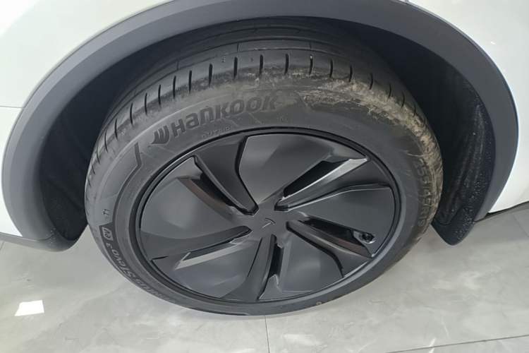 Used Tesla Model Y 2026 Long-Range All-Wheel-Drive Model Right Rear Wheel Hub