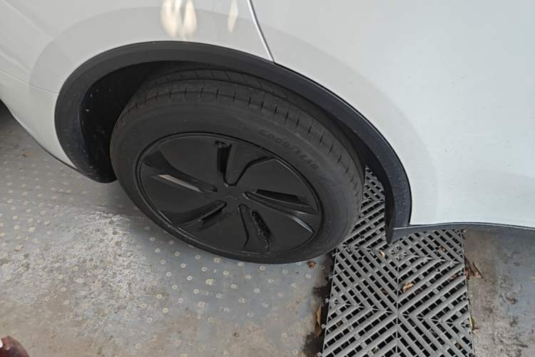Used Tesla Model Y 2026 Rear-Drive Model Right Rear Wheel Hub