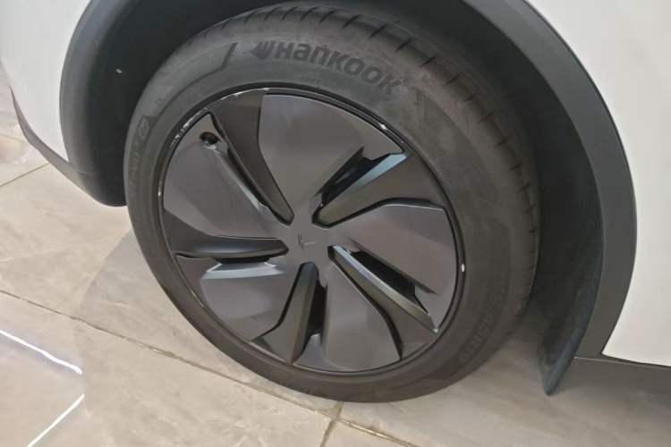 Used Tesla Model Y 2026 Model Long-Range Rear-Wheel-Drive Version Right Rear Wheel Hub
