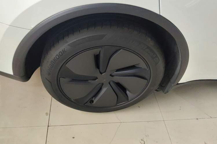 Used Tesla Model Y 2026 Model Long-Range Rear-Wheel-Drive Version Right Rear Wheel Hub