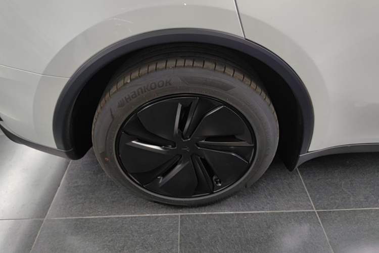 Used Tesla Model Y 2026 Long-Range All-Wheel-Drive Model Right Rear Wheel Hub