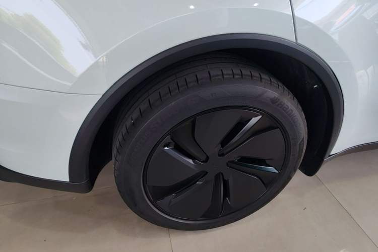 Used Tesla Model Y 2026 Long-Range All-Wheel-Drive Model Right Rear Wheel Hub
