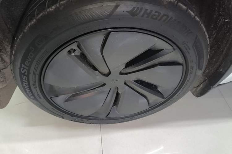 Used Tesla Model Y 2026 Long-Range All-Wheel-Drive Model Right Rear Wheel Hub
