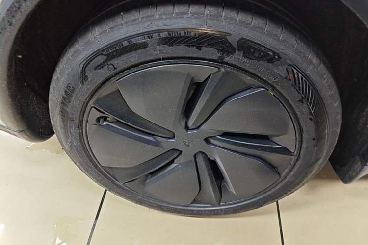 Used Tesla Model Y 2026 Rear-Drive Model Right Rear Wheel Hub