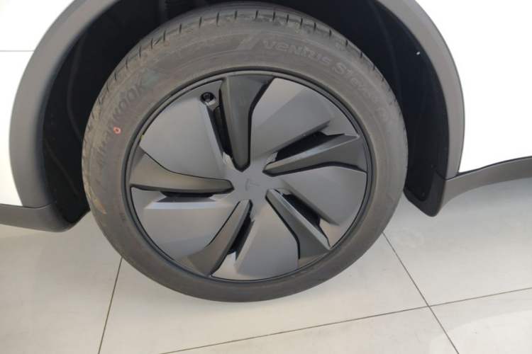 Used Tesla Model Y 2026 Long-Range All-Wheel-Drive Model Right Rear Wheel Hub